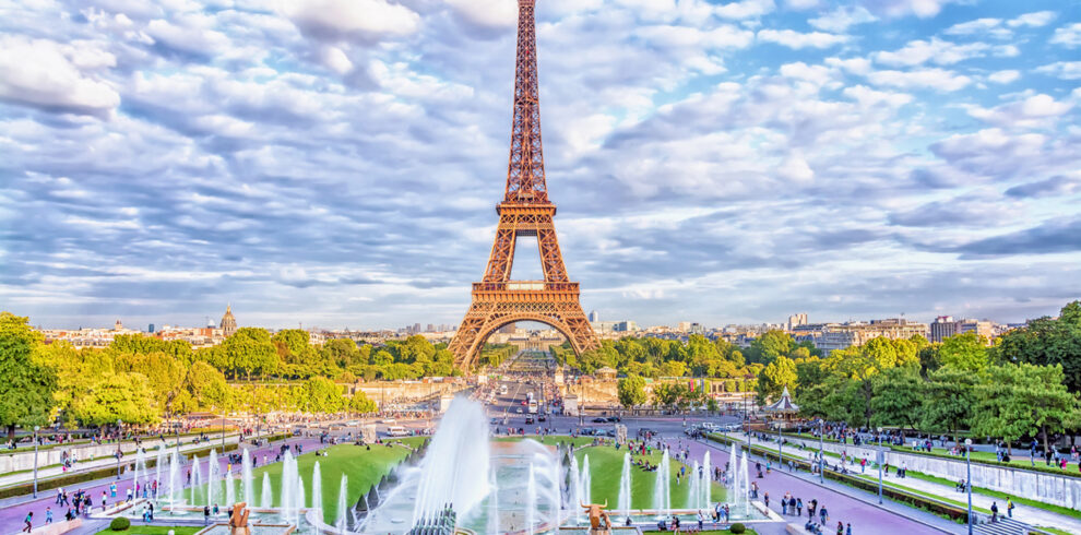Eiffel Tower and fountain at Jardins du Trocadero, Paris, France.